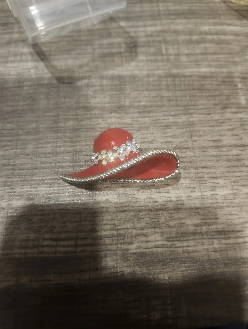 SILVERTONE RED ENAMEL CLEAR CRYSTALS LADIES HAT BROOCH FASHION 1506B
